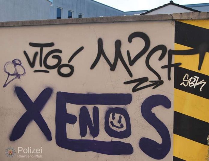 Egal ob Häuser, Mauern, Fahrzeuge oder Gegenstände - die mit Farbe sprühenden Schmierfinken verunstalten alles, was in ihnen in die Quere kommt. (Foto: Polizei RLP) Egal ob Häuser, Mauern, Fahrzeuge oder Gegenstände - die mit Farbe sprühenden Schmierfinken verunstalten alles, was in ihnen in die Quere kommt. (Foto: Polizei RLP)