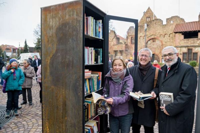 Jetzt kann der Frühling kommen: Auf dem neugestalteten Handschuhsheimer Tiefburgplatz laden eine Bank und das neue öffentliche Bücherregal zum Verweilen ein. Bei der offiziellen Übergabe am 14. Januar 2017 (v. l.): Elke Bayer vom städtischen Amt für Stadtentwicklung und Statistik, Ulrich Gebhard von der Bürgerstiftung Heidelberg und Bürgermeister Wolfgang Erichson. (Foto: Philipp Rothe)