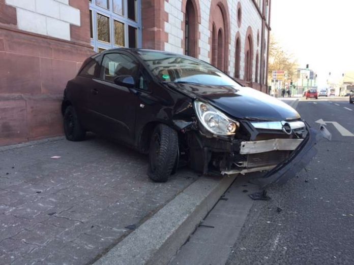 Der PKW war vermutlich zu schnell (Foto: Polizei RLP) Der PKW war vermutlich zu schnell (Foto: Polizei RLP)