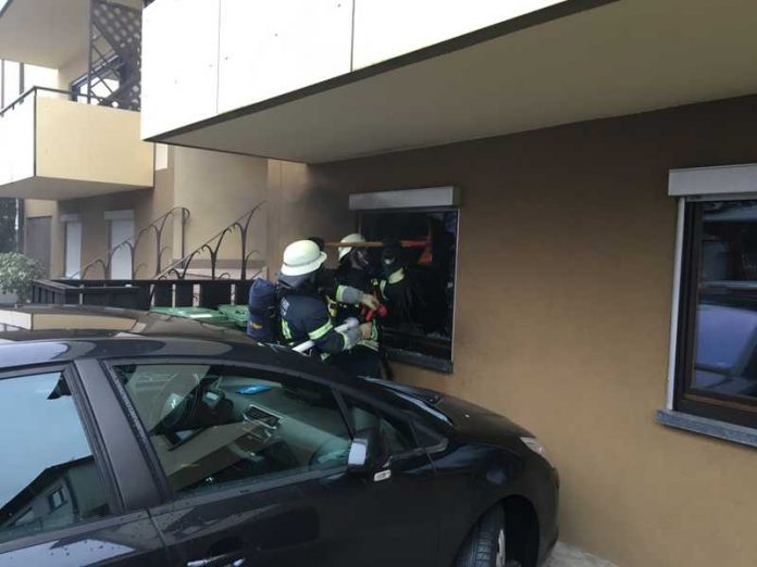 Die Feuerwehr bei der Brandbekämpfung Die Feuerwehr bei der Brandbekämpfung