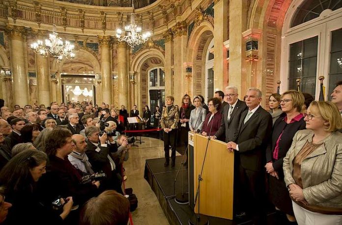 Ministerpräsident Winfried Kretschmann und Ehefrau Gerlinde mit den Mitgliedern des Kabinetts (r.) vor den Gästen (Foto: Staatsministerium Baden-Württemberg)