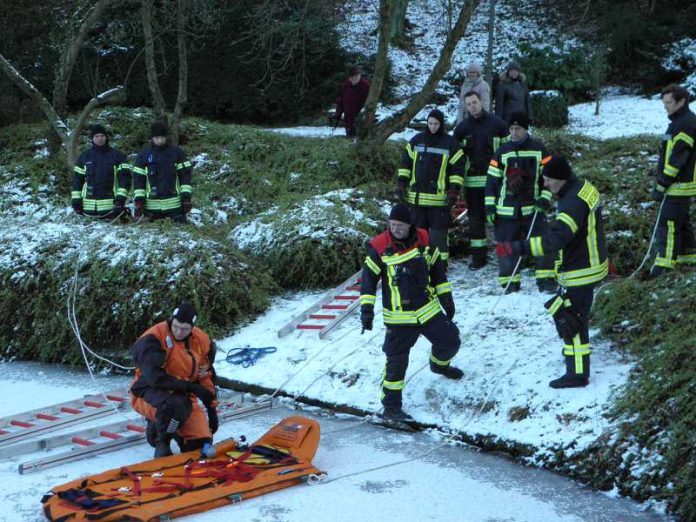 Die Feuerwehr übte die Eisrettung