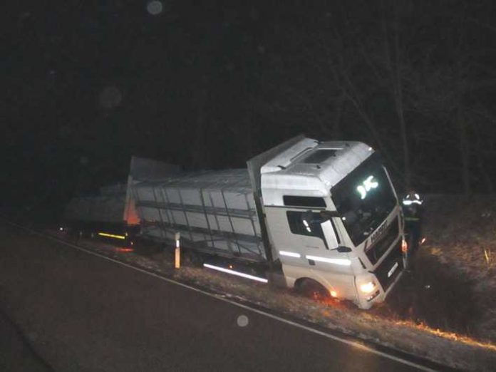 Verunfallter Lkw in Schräglage