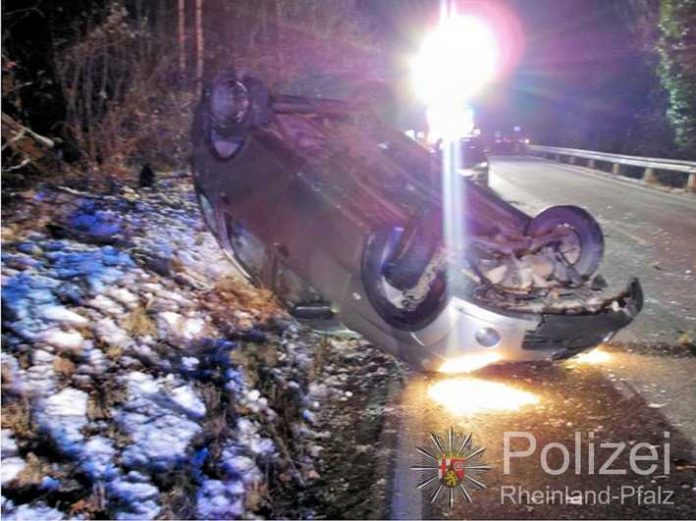 Vermutlich wegen nicht angepasster Geschwindigkeit legte ein 18-jähriger Fahranfänger sein Auto aufs Dach.