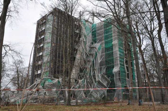 Das Gerüst krachte zusammen, verletzt wurde niemand. Das Gerüst krachte zusammen, verletzt wurde niemand.
