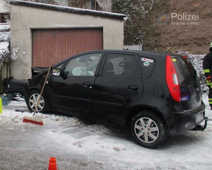 Frontal gegen Mauer gekracht