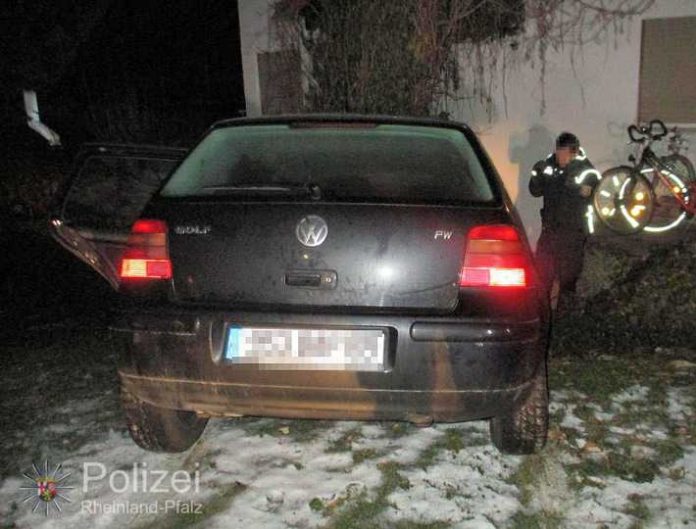 Auf der Flucht vor der Polizei landete der Fahrer mit seinem Pkw in einem Vorgarten.