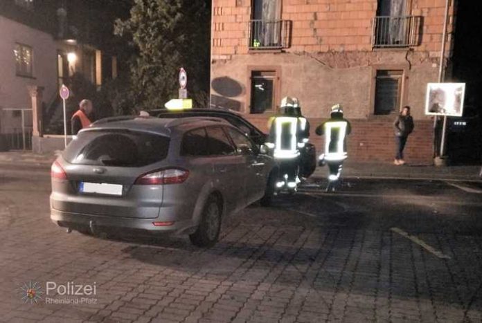 Vorfahrt missachtet: Der Ford Mondeo (hier von hinten zu sehen) wollte der abknickenden Vorfahrtstraße folgen. Der BMW (im Hintergrund) wollte geradeaus fahren.