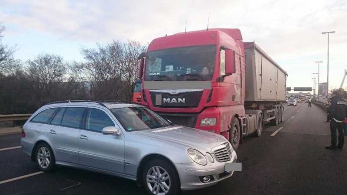 Beim Fahrstreifenwechsel hat der LKW-Fahrer den PKW übersehen - Kollision