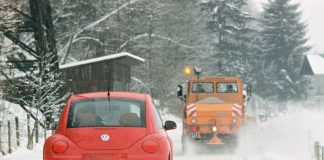 Autofahrer sollten Räumfahrzeugen Platz machen, zurückhaltend fahren und auf keinen Fall durch riskantes Überholen die Arbeit der Schneepflüge behindern. (Foto: ADAC)