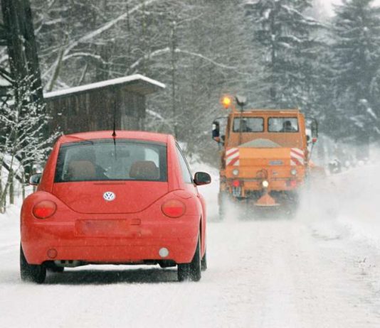 Autofahrer sollten Räumfahrzeugen Platz machen, zurückhaltend fahren und auf keinen Fall durch riskantes Überholen die Arbeit der Schneepflüge behindern. (Foto: ADAC)