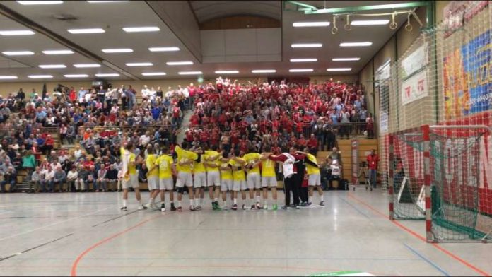 Der beindruckende TSG-Block im Hinspiel: Die Mannschaft begrüßt ihre Fans. (Foto: Harry Reis)