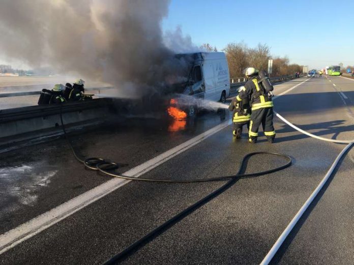 Die Freiwillige Feuerwehr Weinheim Abteilung Stadt, wurde am Donnerstagabend gegen 14:20 Uhr auf die A5 Fahrtrichtung Karlsruhe gerufen. Mehrere Autofahrer meldeten ein brennendes Fahrzeug kurz vor der Ausfahrt Hirschberg. Die Insassen des Fahrzeugs hatten sich in Sicherheit gebracht. Vor Ort hatte die Autobahnpolizei die Autobahn voll gesperrt, da Sie die Information hatte, dass das Fahrzeug mehrere Gasflaschen geladen hätte. Die Einsatzkräfte sicherten die Einsatzstelle und gingen mit zwei Trupps und zwei Rohren unter Atemschutz zum brennenden Fahrzeug vor. Die Wasserversorgung wurde durch drei weitere Löschfahrzeuge sichergestellt, die insgesamt 5300 Liter Löschwasser auf die Autobahn zur Brandbekämpfung brachten. Der Gerätewagen Licht mit der Verkehrsabsicherungseinrichtung wurde in Stellung gebracht und unterstützte die Absicherungsmaßnahmen. Nach 20 Minuten hatte die Feuerwehr den Brand soweit unter Kontrolle, das eine Fahrspur wieder freigegeben werden konnte. Es stellte sich heraus, dass es sich um ein Fahrzeug eines Handwerksbetriebs handelte, der eine Gasflasche transportiert hatte. Diese wurde gekühlt und konnte aus dem Gefahrenbereich gebracht werden. Nachdem das Fahrzeug gelöscht war, wurde eine abschließende Brandnachschau mit der Wärmebildkamera gehalten um gegebenenfalls Glutnester zu finden und zu löschen. Die Autobahnmeisterei kümmerte sich mit Streusalz um das Löschwasser auf der Fahrbahn, damit dieses nicht gefrieren konnte. Gegen 16 Uhr konnte der Einsatz beendet werden. Bereits am Mittwochabend rückte die Feuerwehr Weinheim Abteilung Sulzbach zu einem unklaren Feuerschein im Sulzbacher Wald aus. Meterhoch waren Flammen unterhalb des Schützenhaus zu sehen, die durch die Dunkelheit weithin sichtbar waren und so die Feuerwehr zum Berg rief. Um die Einsatzstelle zu lokalisieren, wurde ein Fahrzeug zur Einsatzstelle geschickt, während ein weiteres, von der Dammwegbrücke, dieses zur Einsatzstelle lotste. Nachdem die Einsatzstelle lokalisiert werden konnte, wurde festgestellt das, ein gelöschtes Gartenfeuer wieder aufgeflammt war und unkontrolliert brannte. Das Feuer wurde mittels einem C-Rohr gelöscht und eine abschließende Brandnachschau mit der Wärmebildkamera durchgeführt. Nach dem Einsatz ist vor dem nächsten Einsatz. Daher ging es im Anschluss direkt ins Feuerwehrzentrum um das Fahrzeug wieder zu bestücken.