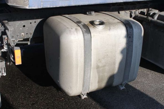Der aufgebrochene Dieseltank (Foto: Polizei RLP) Der aufgebrochene Dieseltank (Foto: Polizei RLP)