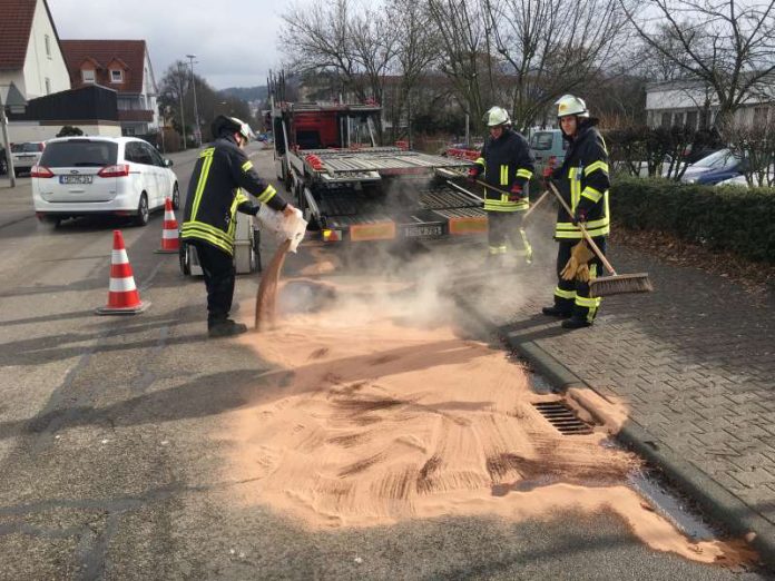 Das ausgelaufene Öl wurde abgestreut (Foto: Ralf Mittelbach)