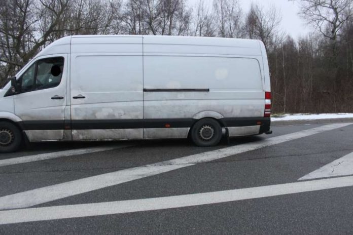 Der überladene Kleintransporter (Foto: Polizei RLP)