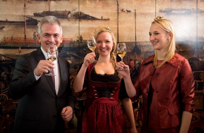Inthronisierung der Frankfurter Weinkönigin Marilen I. mit Stephanie Kopietz und OB Peter Feldmann (Foto: Salome Roessler)