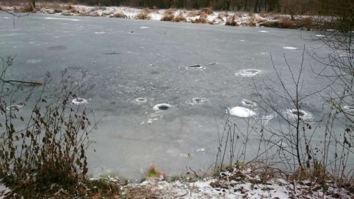 ufrierende Eisflächen an Fulda, Werra und Weser (Foto: Polizei HE) ufrierende Eisflächen an Fulda, Werra und Weser (Foto: Polizei HE)