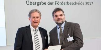 Staatssekretär Norbert Barthle und Bürgermeister Ingo Röthlingshöfer bei der Übergabe der Förderbescheide in Berlin (Foto: BMVI)