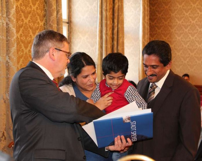 Oberbürgermeister Hansjörg Eger überreicht dem kleinen Thomas und seiner Mutter Mayamma die Einbürgerungsurkunde. Papa Scaria, der die deutsche Staatsbürgerschaft bereits 2014 erhielt, freut sich mit. (Foto: Stadt Speyer)