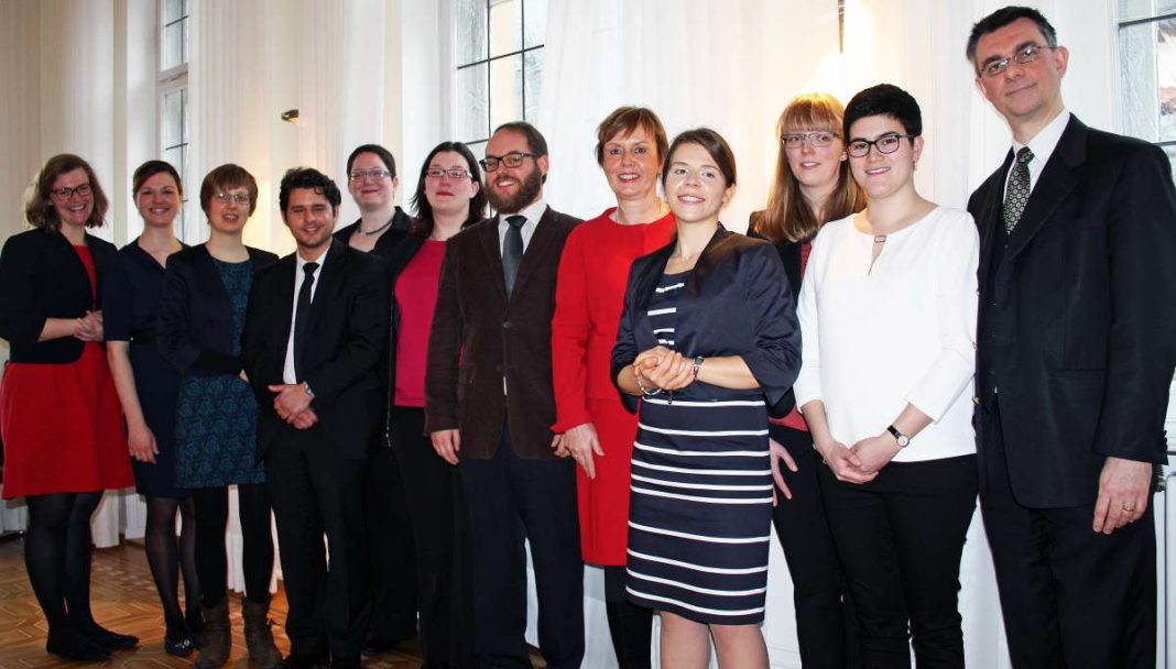 Treten am 1. März ihren Dienst als Pfarrer an: Die neuernannten Stelleninhaber mit Oberkirchenrätin Marianne Wagner (5.von rechts) (Foto: EKP)