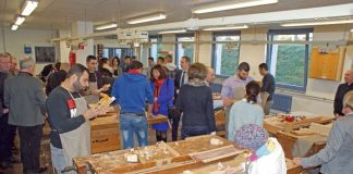 Unterrichtsbesuch in der Holzwerkstatt. (Foto: Kreisverwaltung)