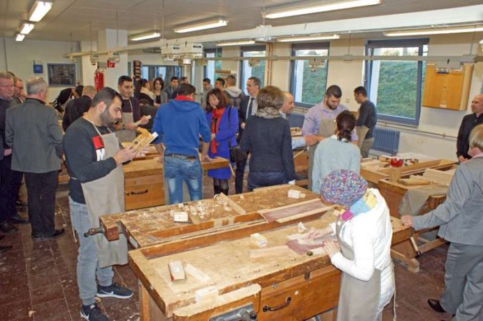 Unterrichtsbesuch in der Holzwerkstatt. (Foto: Kreisverwaltung)