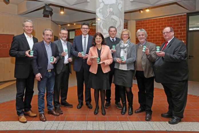 Die Bürgermeisterin und Bürgermeister der Verbandsgemeinden nehmen die Notfalldosen von Landrätin Theresia Riedmaier und DRK Geschäftsführer Bernd Fischer entgegen. (Foto: Kreisverwaltung) Die Bürgermeisterin und Bürgermeister der Verbandsgemeinden nehmen die Notfalldosen von Landrätin Theresia Riedmaier und DRK Geschäftsführer Bernd Fischer entgegen. (Foto: Kreisverwaltung)
