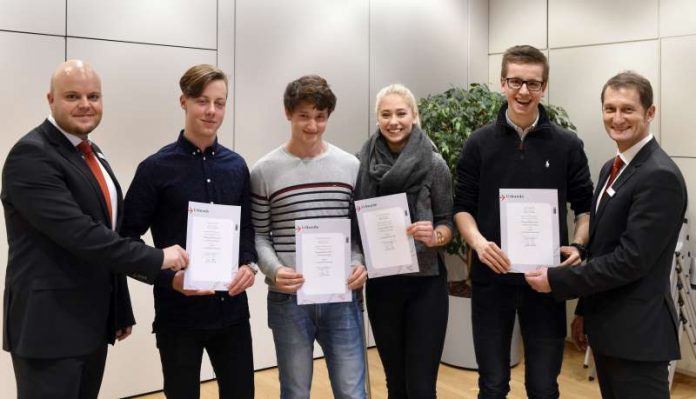 Preisverleihung Planspiel Börse: Norbert Rotter (rechts) und Nico Emrich (links) von der Sparkasse Vorderpfalz zeichneten das Gewinnerteam 