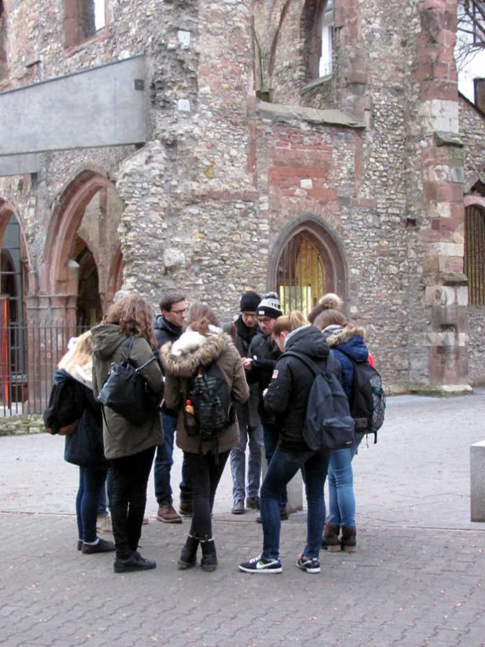 Studierende und Schüler auf Spurensuche vor Ort