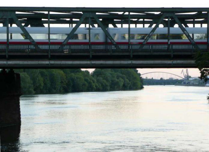 Main-Neckar-Brücke, Frankfurt am Main (Foto: Metro Centric / Flickr - CC BY 2.0)