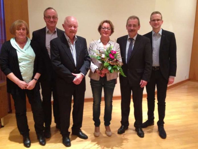 Beigeordnete Sigrid Schwedhelm-Schreiner, Erster Beigeordneter Eberhard Frankmann, ehemaliger Bürgermeister Horst Frank, Marietta Weisenburger, Bürgermeister Olaf Gouasé und Beigeordneter Daniel Salm (Foto: Ivonne Trauth)