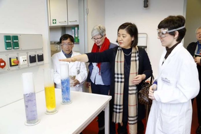 Rita Flad vom Kultusministerium (roter Schal) mit Shi Ling (rechts) und ihrem Mann Mi Yongliang, den Eltern des Spenders Yi Shi, ein chemisches Experiment mit Flüssigkeit und Trockeneis. Rechts im Bild: Frau Viviane Hoßfeld, Wissenschaftliche Mitarbeiterin Institut für Didaktik der Chemie. (Foto: Uwe Dettmar)