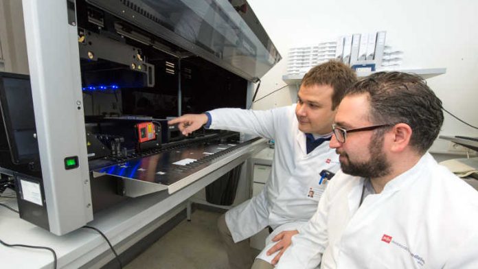 Univ. Prof. Dr. Philipp Wild, Leiter der Biobank für Bioliquide und Dr. Antonio Pinto