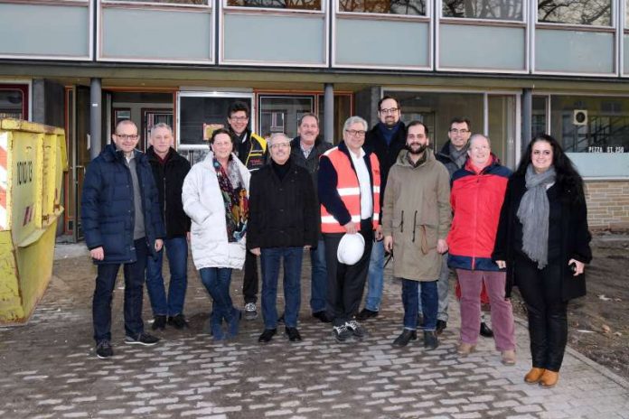 v.l.: Dieter Feid, Dieter Netter, Jacqueline Lüderssen, der Kaufmännische Vorstand von TWL Dr. Hans-Heinrich Kleuker, Ortsvorsteher Antonio Priolo, Friedrich Bauer, der Technische Vorstand von TWL Dr. Reiner Lübke, Sebastian Schröer, Osman Gürsoy, Wolfgang Leibig, Britta Lieske und Olga Papazoglou (Foto: TWL)