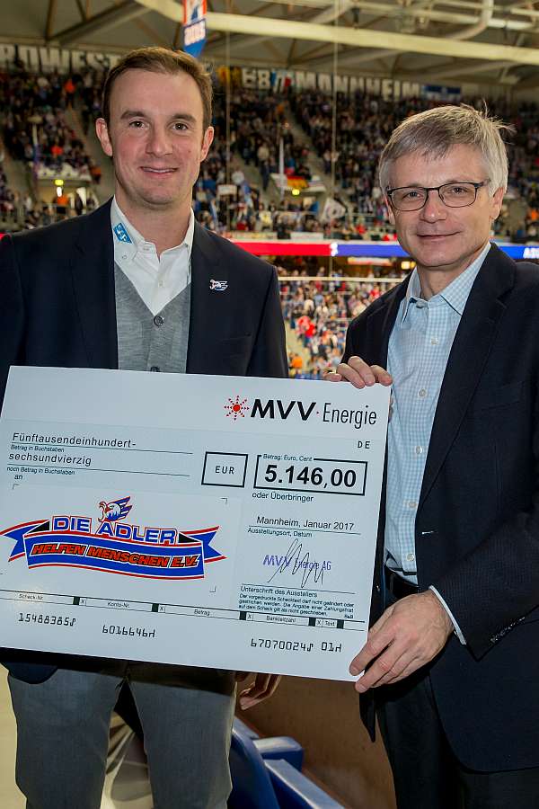 Daniel Hopp (li.), Geschäftsführer der Adler Mannheim, und Dr. Georg Müller freuen sich über das gute Ergebnis der Maimarkt-Aktion von MVV Energie (Foto: Sportfoto / Soerli Binder)