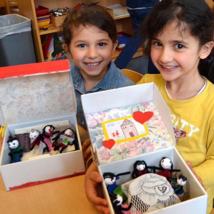 Kinder zeigen Beiträge im Rahmen der Ausstellung 'Meine Familie - Familien in der Schachtel' (Foto: Dagmar Thiel)