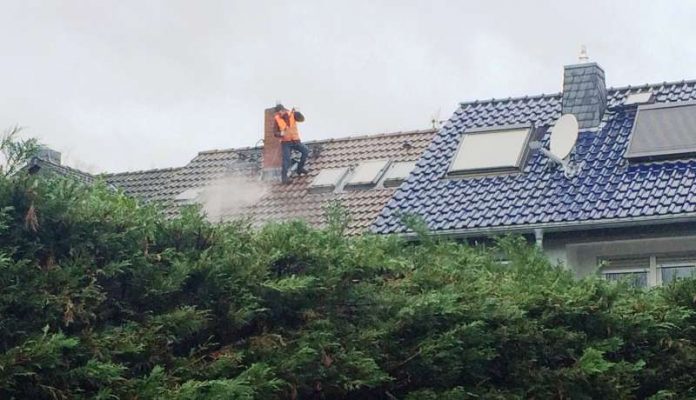 Ein Arbeiter der in Südhessen tätigen Dachreinigungsfirma im Vorjahr in Aktion. (Foto: RP) Ein Arbeiter der in Südhessen tätigen Dachreinigungsfirma im Vorjahr in Aktion. (Foto: RP)