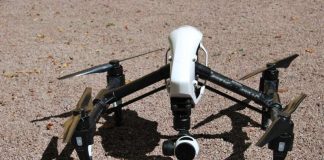 Große Drohne mit Kamera am Boden