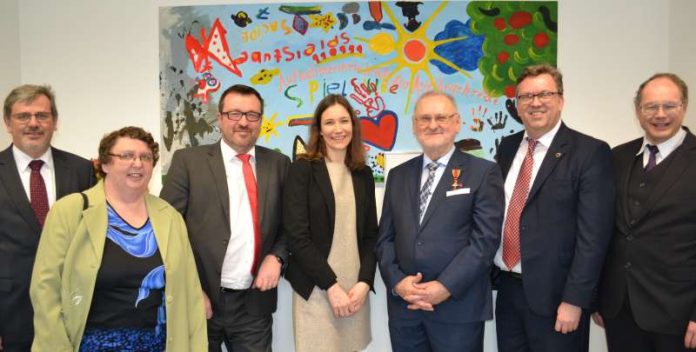 Hansjörg Eger (OB Speyer), Pastoralreferentin Sabine Alschner, Manfred Scharfenberger (Bürgermeister VG Römerberg-Dudenhofen), Ministerin Anne Spiegel, Paul Neumann, Clemens Körner (Landrat Rhein-Pfalz-Kreis), Pfarrer Josef Metzinger (Quelle: MFFJIV 2017)