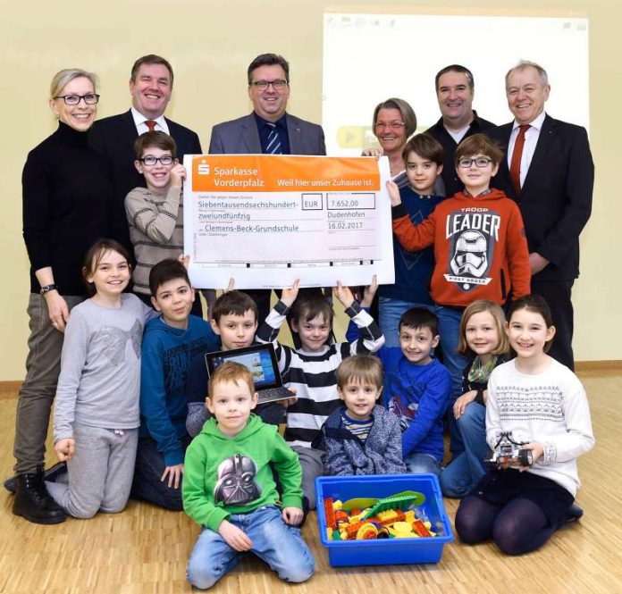 Im Beisein von Landrat Clemens Körner wurde eine 7.652-Euro-Spende der Sparkasse Vorderpfalz an die Grundschule Dudenhofen übergeben. Damit soll ein hochmodernes interaktives Tafeldisplay angeschafft werden. (Foto: Sparkasse Vorderpfalz) Im Beisein von Landrat Clemens Körner wurde eine 7.652-Euro-Spende der Sparkasse Vorderpfalz an die Grundschule Dudenhofen übergeben. Damit soll ein hochmodernes interaktives Tafeldisplay angeschafft werden. (Foto: Sparkasse Vorderpfalz)