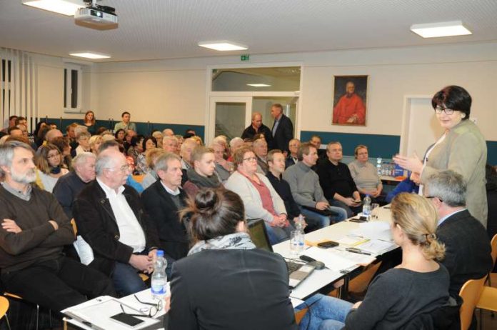 Die Vorstellung des geplanten Seniorenzentrums in Obergrombach wurde bei der Bevölkerung mit großem Interesse angenommen. Der Rathaussaal in Obergrombach war mit rund 130 Personen bis auf den letzten Platz belegt. (Foto: Stadt Bruchsal)
