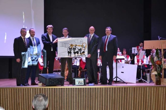 Oberbürgermeister Jörg Albrecht und Ortsvorsteher Martin Gund bedanken sich bei allen Firmen, Vereinen, Organisationen und dem Ortschaftsrat Hilsbach für die Mitgestaltung des Programms und die Bewirtung am Festakt und am Tag der offenen Tür. (Foto: Stadtverwaltung) Oberbürgermeister Jörg Albrecht und Ortsvorsteher Martin Gund bedanken sich bei allen Firmen, Vereinen, Organisationen und dem Ortschaftsrat Hilsbach für die Mitgestaltung des Programms und die Bewirtung am Festakt und am Tag der offenen Tür. (Foto: Stadtverwaltung)