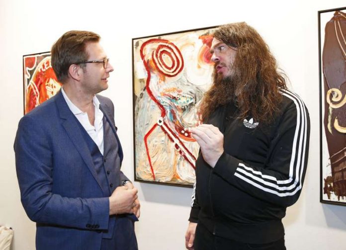 Juror Florian Illies (Autor, Journalist und Geschäftsführer der Villa Grisebach) und Hans Platschek Preisträger Jonathan Meese nach der Preisverleihung auf der art KARLSRUHE. (Foto: KMK / Jürgen Rösner)