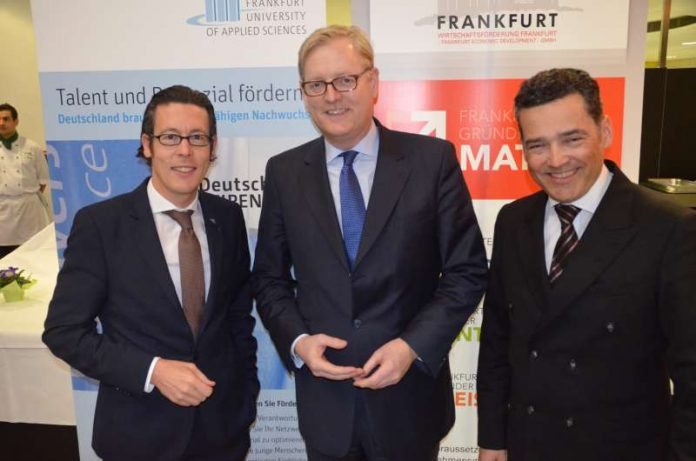 Markus Frank mit Frank Dievernich und Oliver Schwebel bei Gründerempfang in der University of Applied Sciences (Foto: Wirtschaftsförderung Frankfurt GmbH)