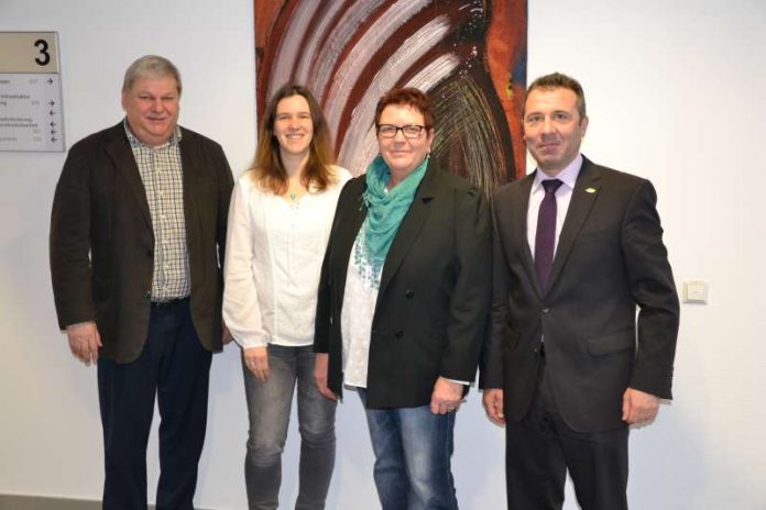 Personalratsvorsitzender Guido Brode, Karin Blum, Sonja Hautzinger und OB Jörg Albrecht (Foto: Stadtverwaltung)