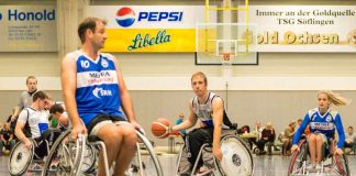 Den Gegner stets im Blick behalten, wie hier Heidelbergs Center Ralf Schwarz (Nr. 10) Ulms Nachwuchstalent Patrick Dorner , sollten die Rolling Chocolate in der schweren Auswärts-Partie bei den Sabres. (Foto: Ulm Sabres)