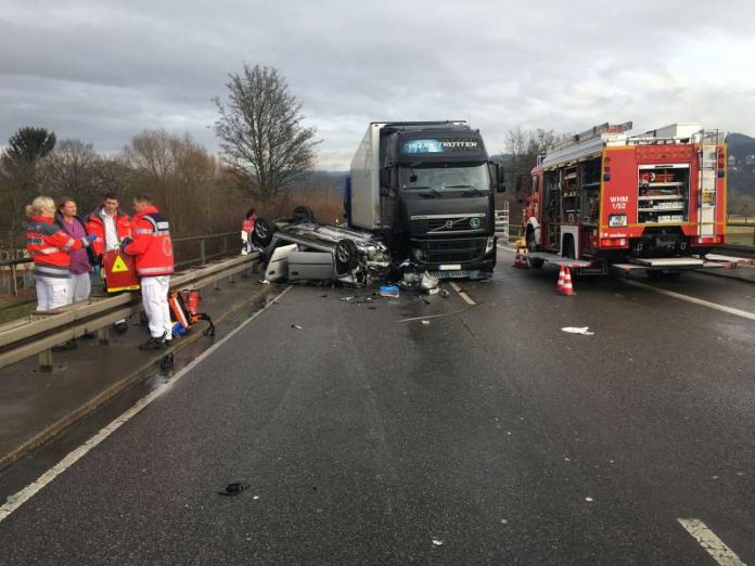 Der Fahrer des silbernen PKW kam ums Leben (Foto: Ralf Mittelbach)