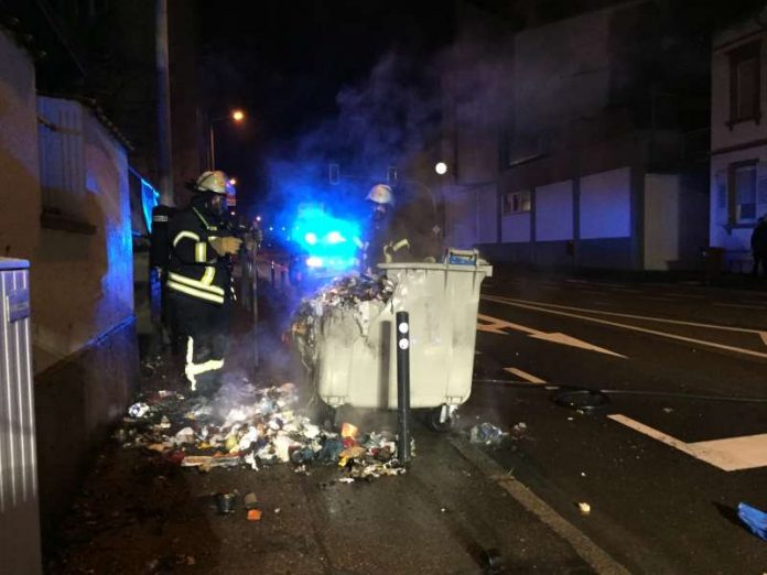 Müllcontainerbrand vor der Weinheimer Hausbrauerei (Foto: Robin Dietrich)