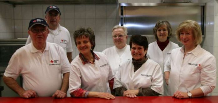 Das Verpflegungsteam des DRK unter Leitung von Frau Regina Müller (rechts) freut sich auf die Blutspenderinnen und Blutspender, die nach der Blutspende zu einem kleinen Imbiss und zu guten Gesprächen eingeladen sind. (Foto: DRK Haßloch/Meckenheim)